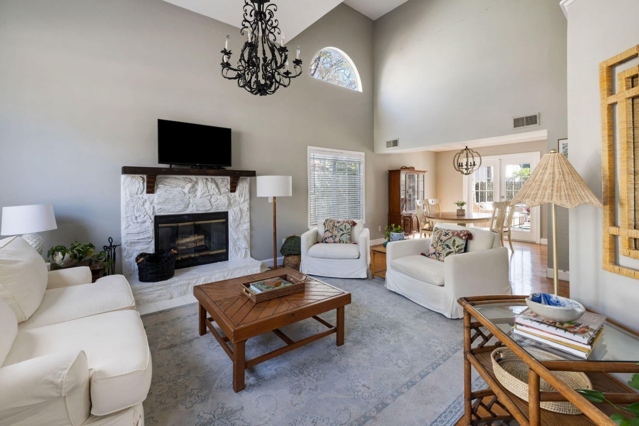 1975 Tison Lane Photo 2