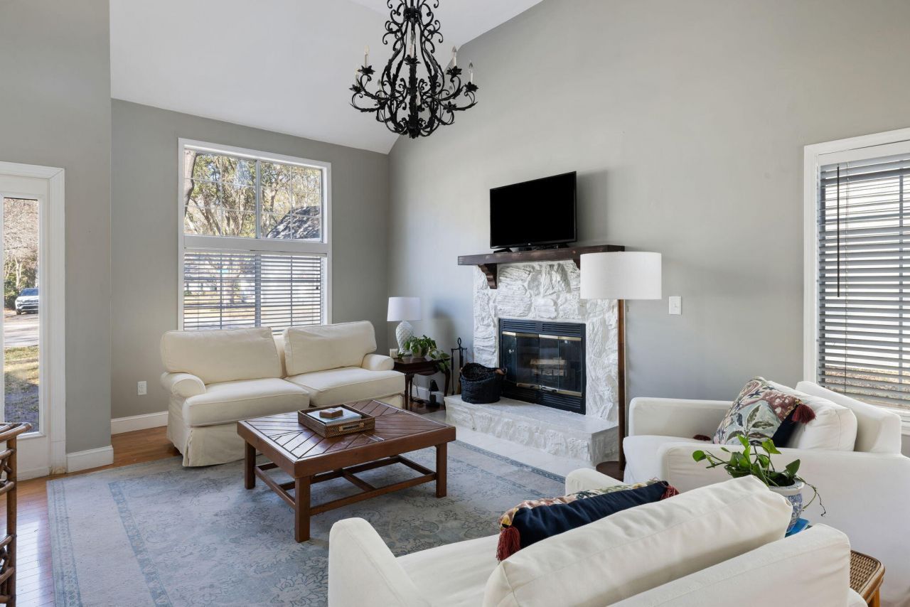 1975 Tison Lane Photo 3