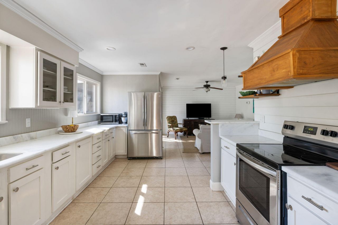 1975 Tison Lane Photo 7