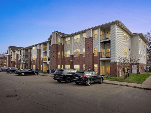 600 Grandview Ct, Unit 614, Iowa City, IA 52246