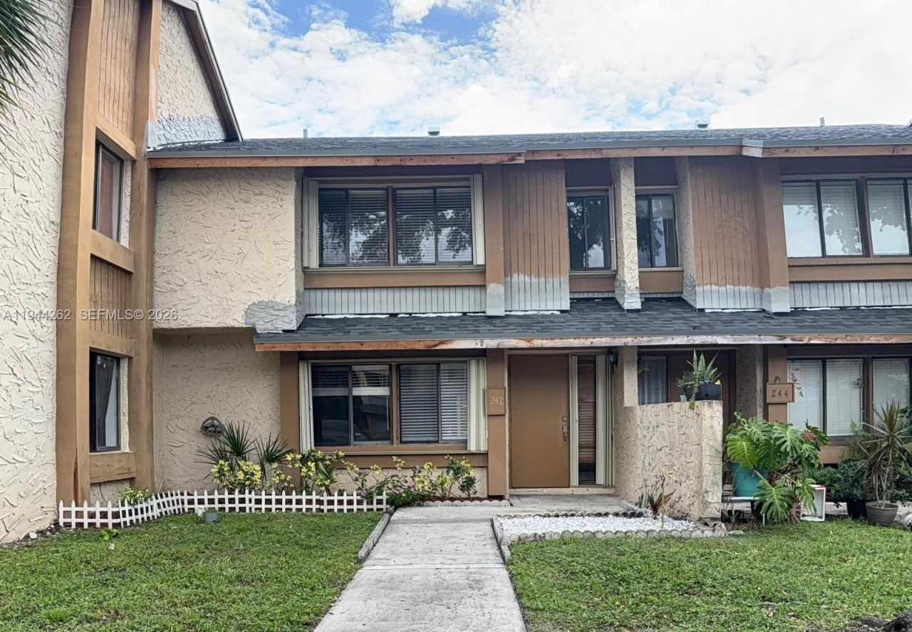 242 Wimbledon Lake Dr, Plantation, FL 33324 Photo