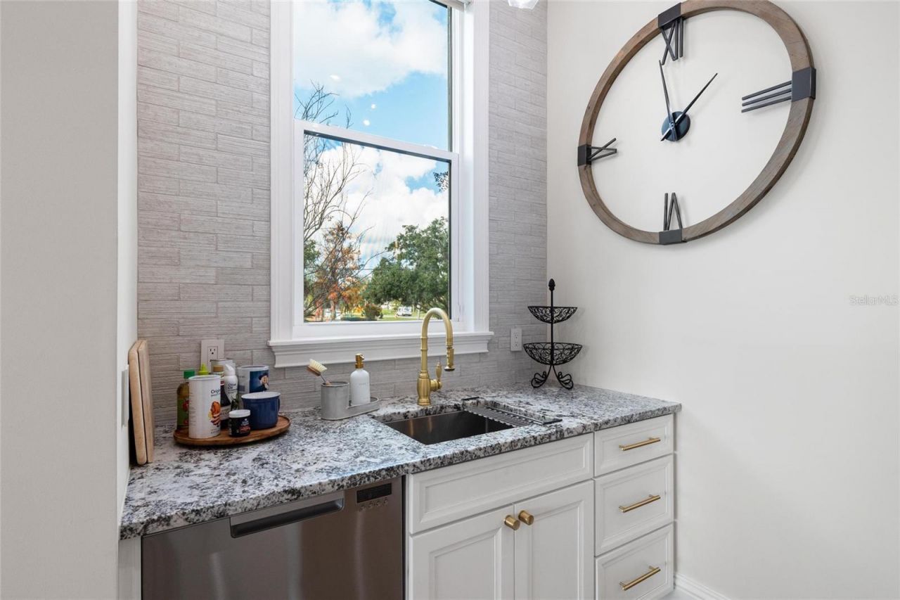 732 Shore Drive E, Oldsmar, FL 34677 Photo