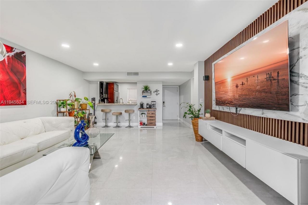 8635 NW 8th St, Unit 413, Miami, FL 33126 Photo