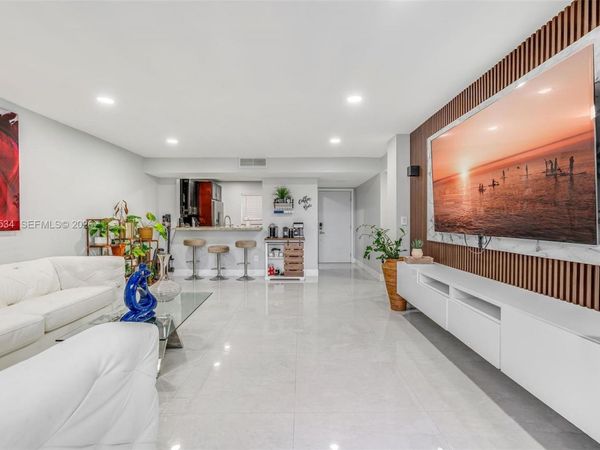 8635 NW 8th St, Unit 413, Miami, FL 33126