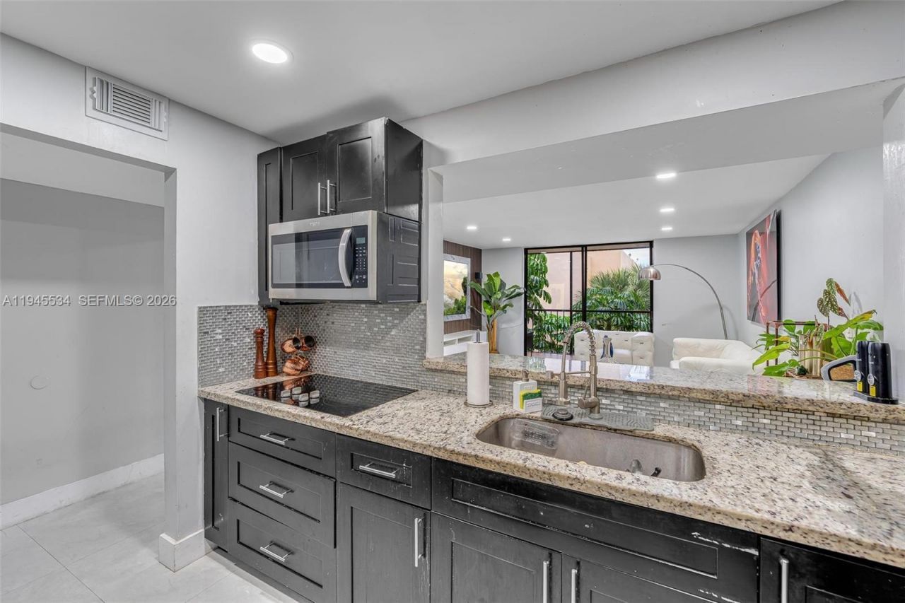 8635 NW 8th St, Unit 413, Miami, FL 33126 Photo