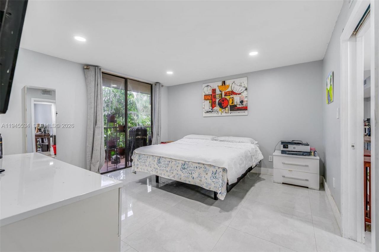 8635 NW 8th St, Unit 413, Miami, FL 33126 Photo