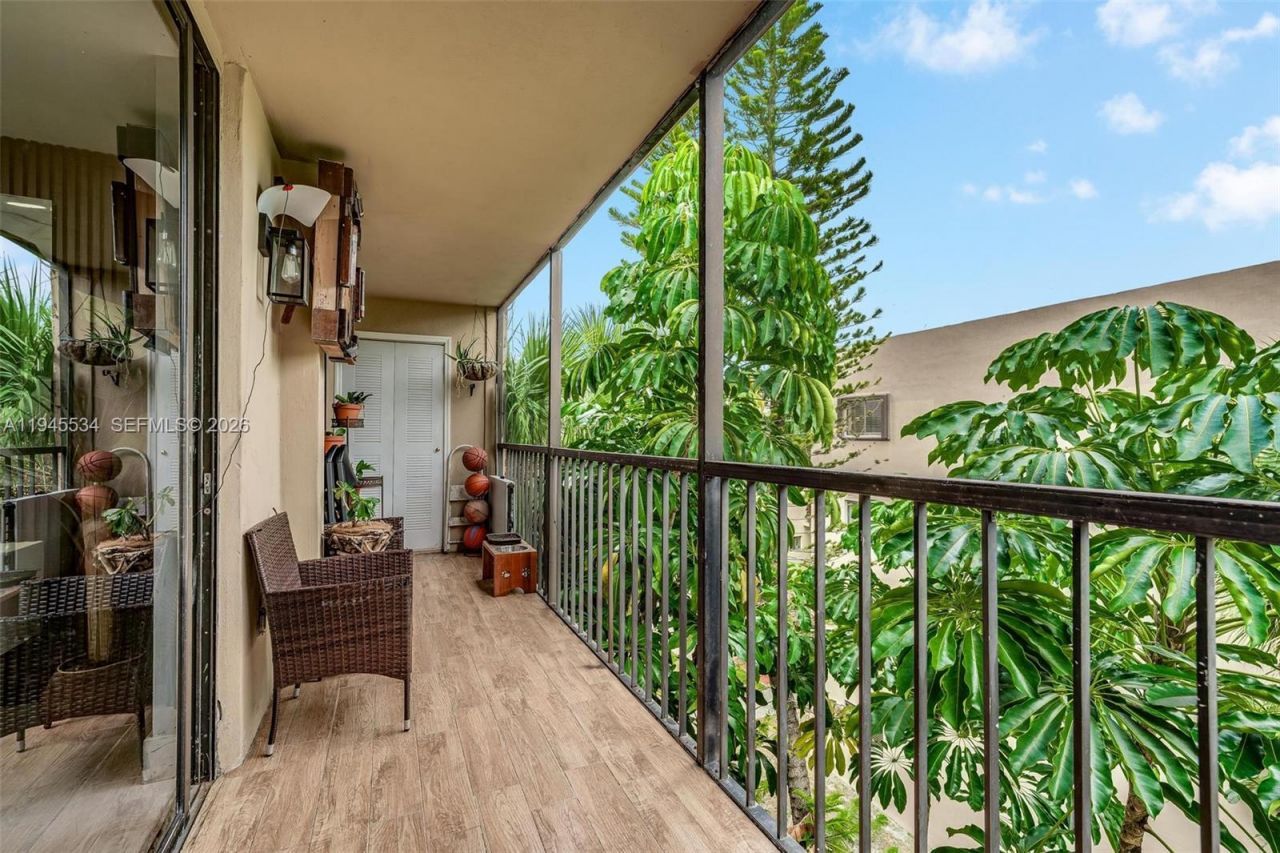 8635 NW 8th St, Unit 413, Miami, FL 33126 Photo