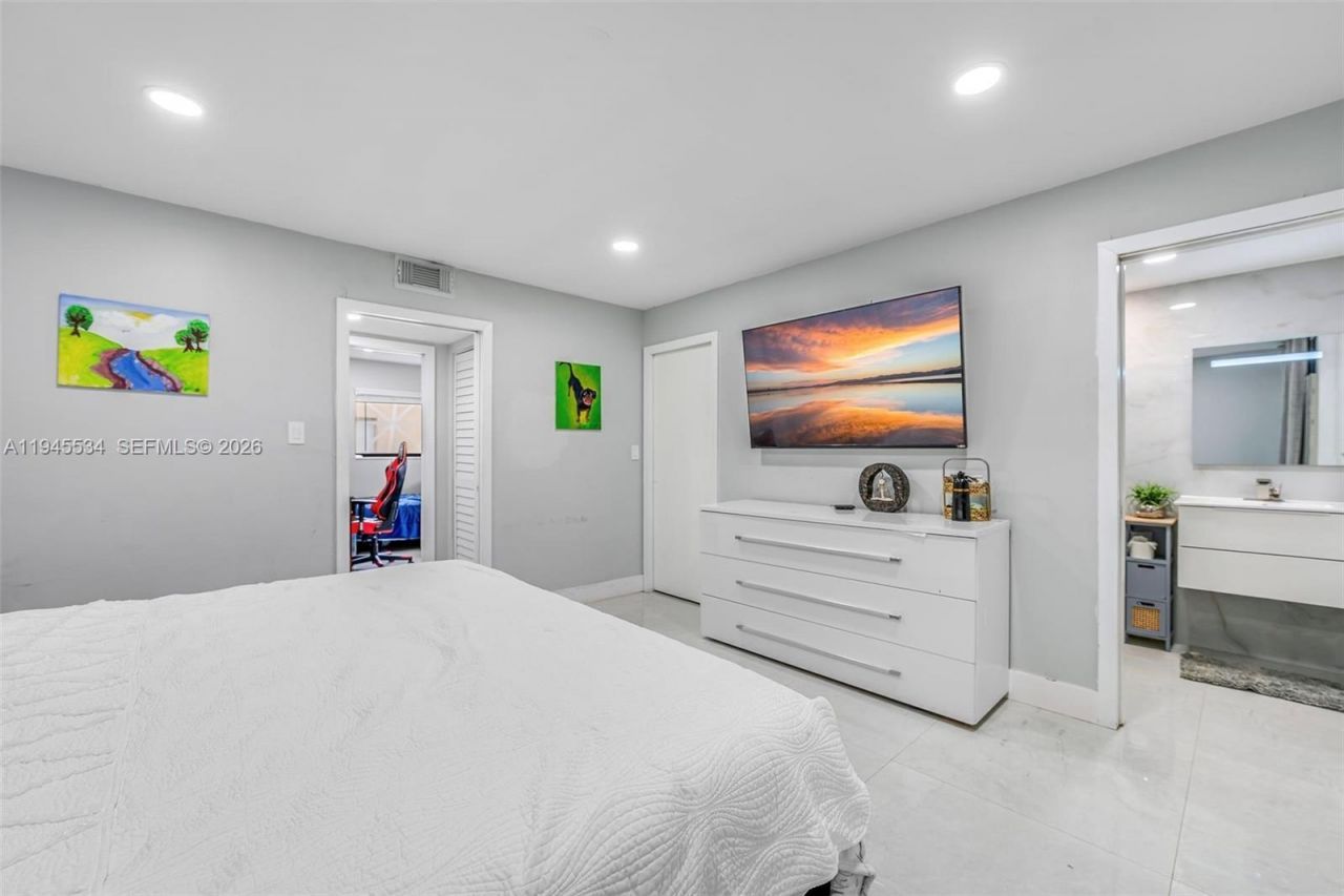 8635 NW 8th St, Unit 413, Miami, FL 33126 Photo