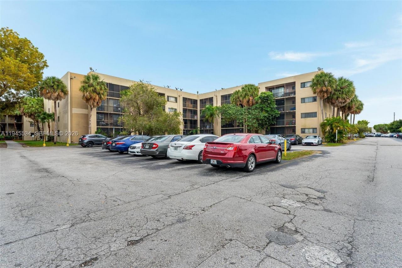 8635 NW 8th St, Unit 413, Miami, FL 33126 Photo