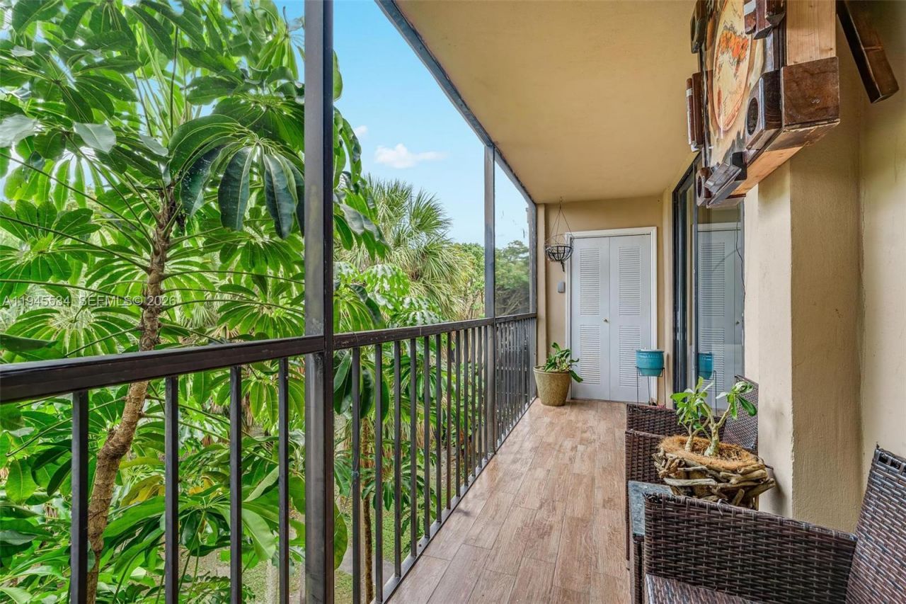 8635 NW 8th St, Unit 413, Miami, FL 33126 Photo