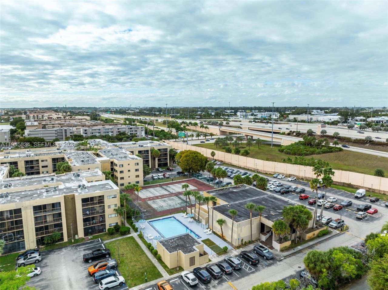 8635 NW 8th St, Unit 413, Miami, FL 33126 Photo