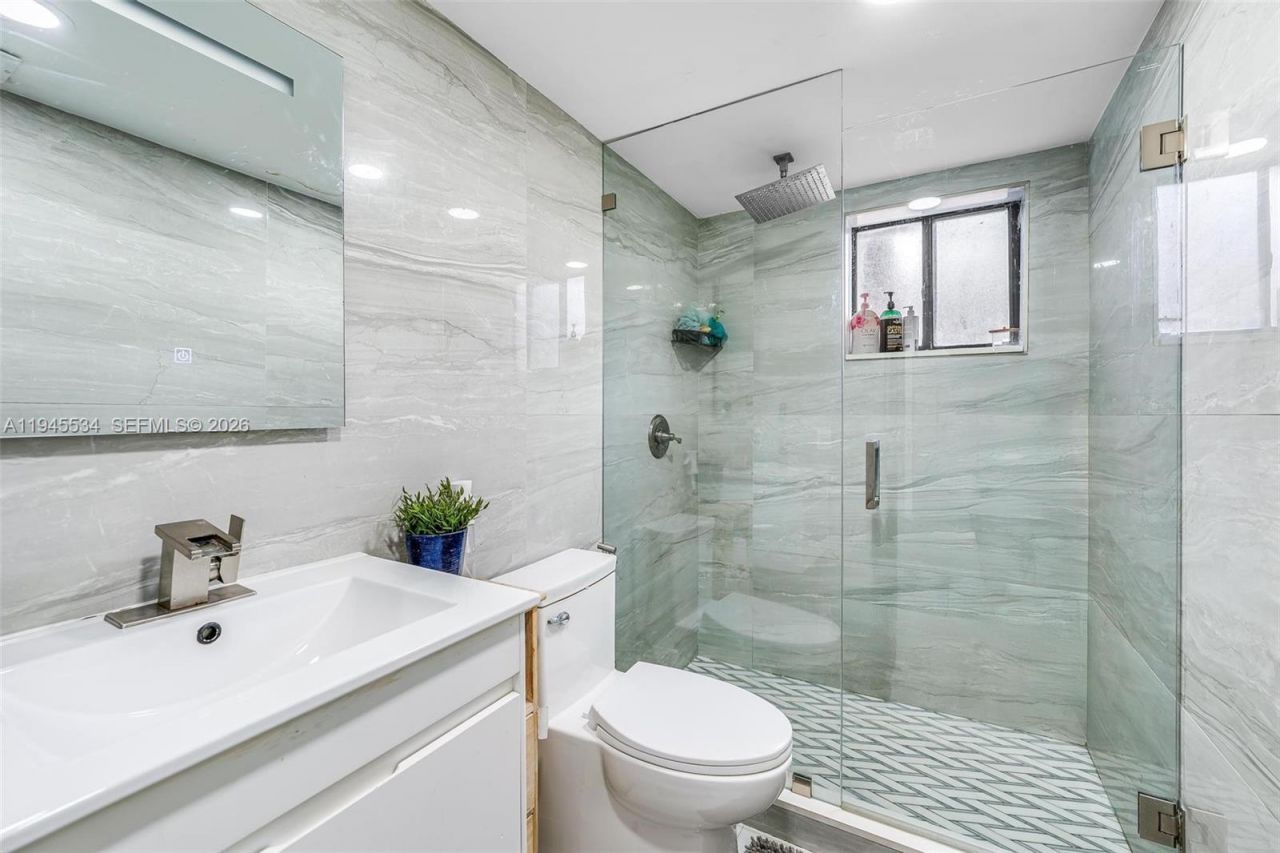 8635 NW 8th St, Unit 413, Miami, FL 33126 Photo