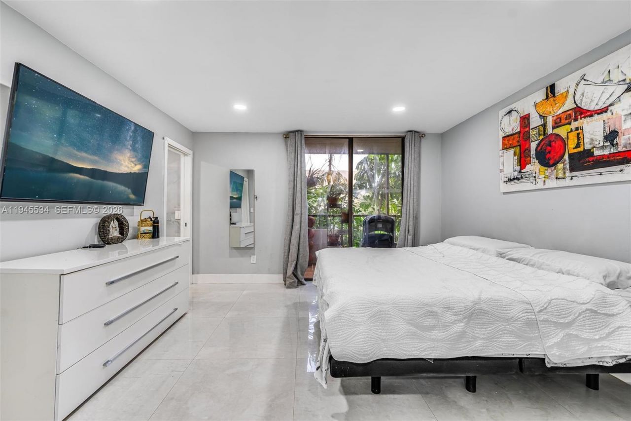 8635 NW 8th St, Unit 413, Miami, FL 33126 Photo