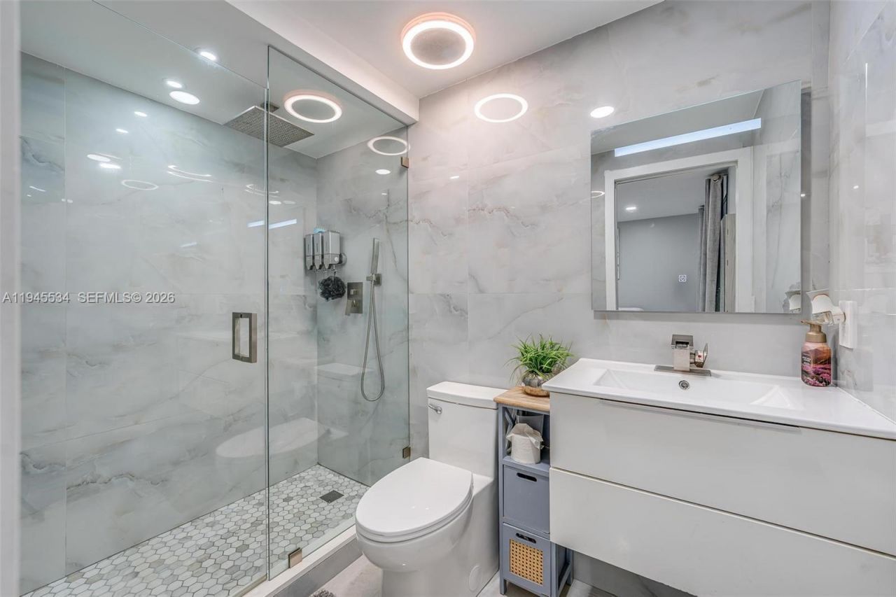 8635 NW 8th St, Unit 413, Miami, FL 33126 Photo