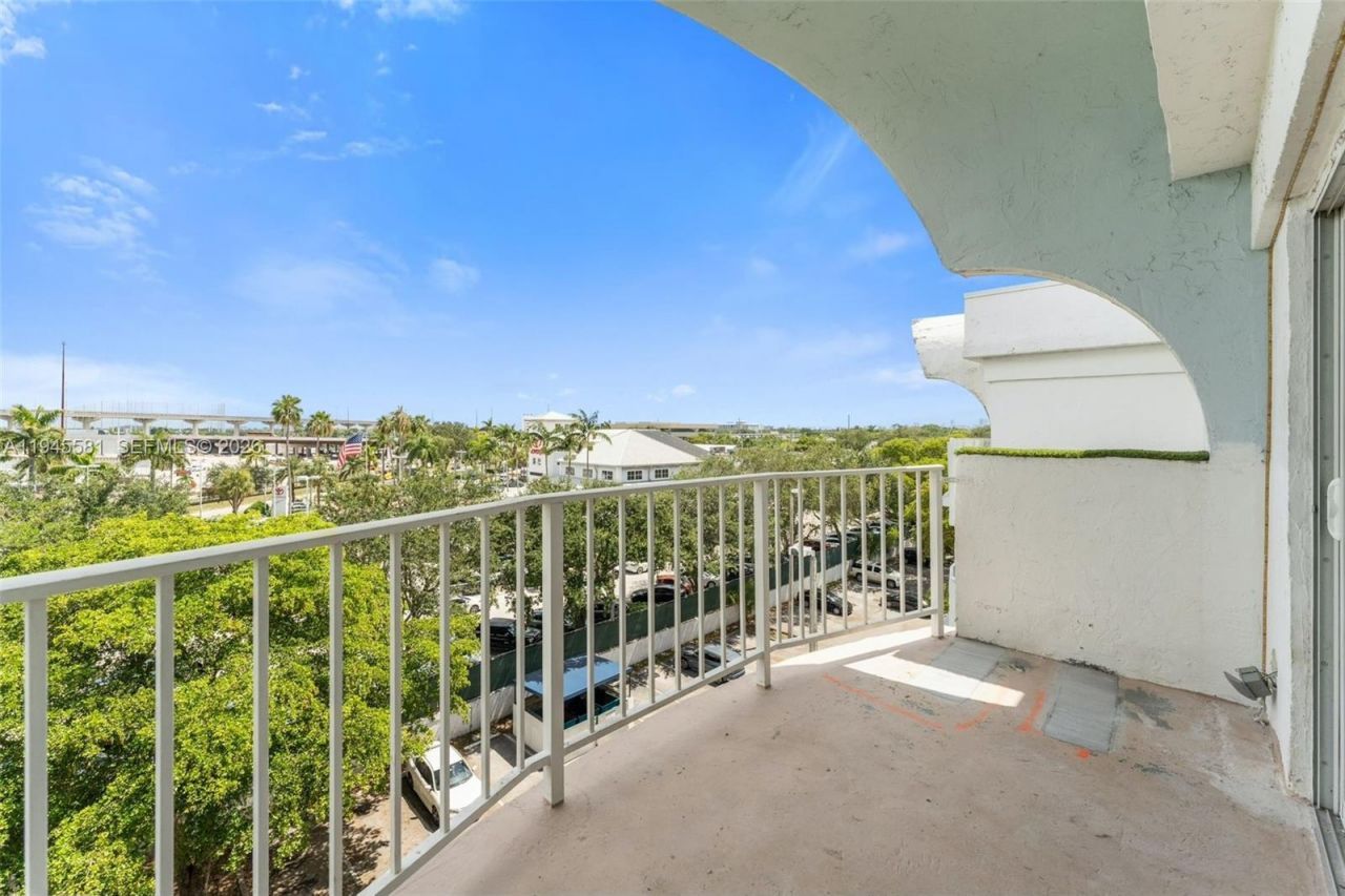 482 NW 165th St Rd, Unit A-605, Miami, FL 33169 Photo