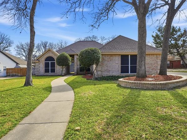 1312 Crows Nest Court, Azle, TX 76020