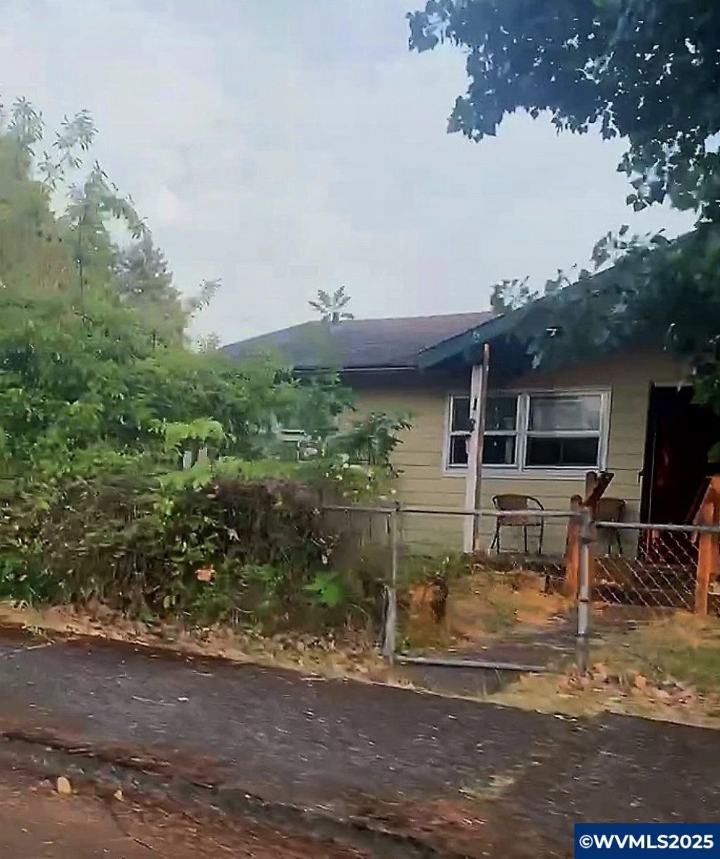 9902 SE Knight St, Portland, OR 97266 Main Photo