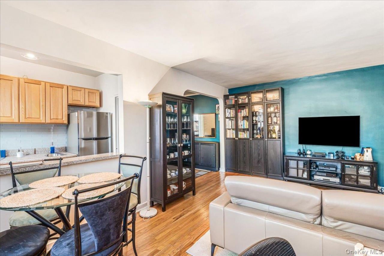 67-35 Yellowstone Blvd, Unit 7N, Forest Hills, NY 11375 Main Photo