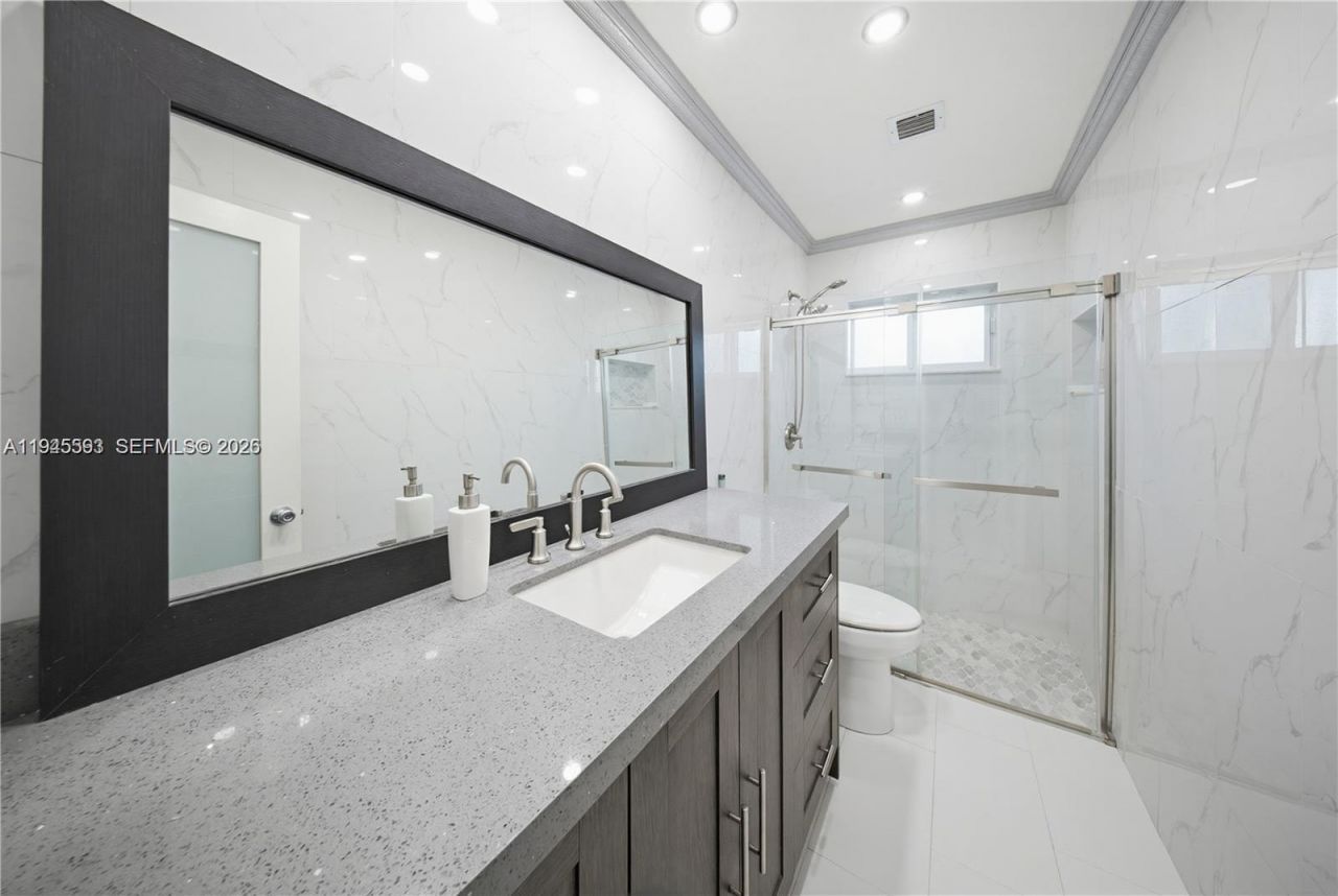 300 NE 175th St, North Miami Beach, FL 33162 Photo