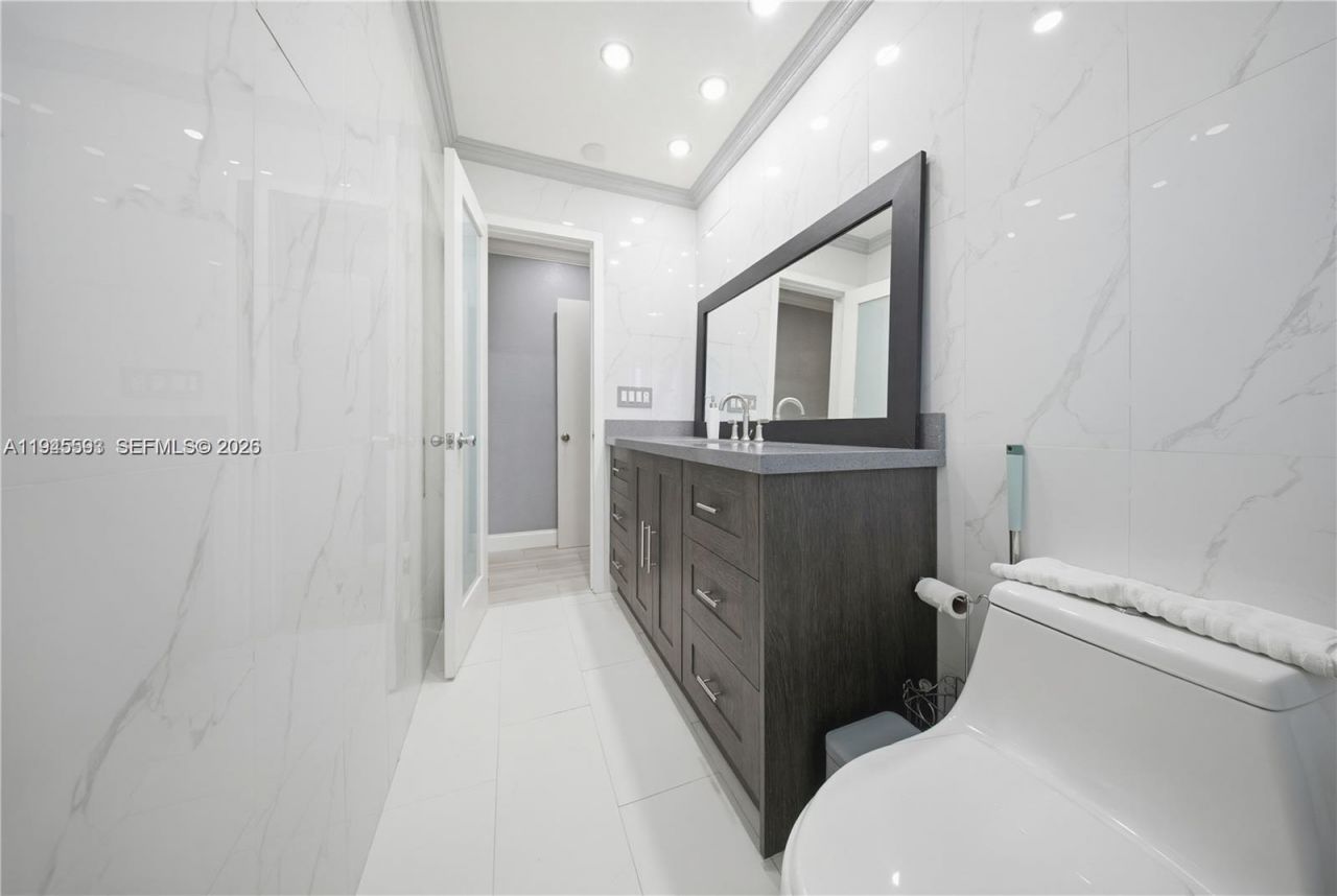 300 NE 175th St, North Miami Beach, FL 33162 Photo