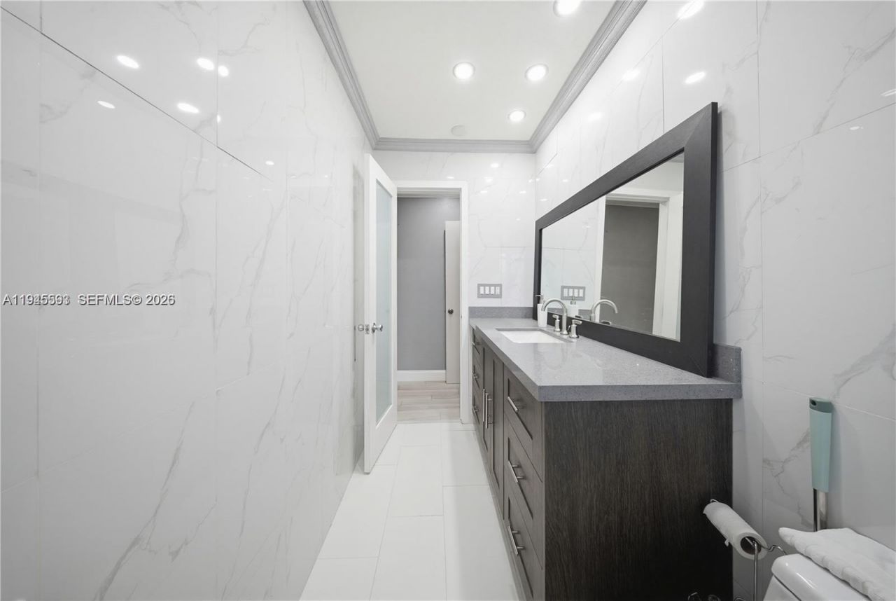300 NE 175th St, North Miami Beach, FL 33162 Photo