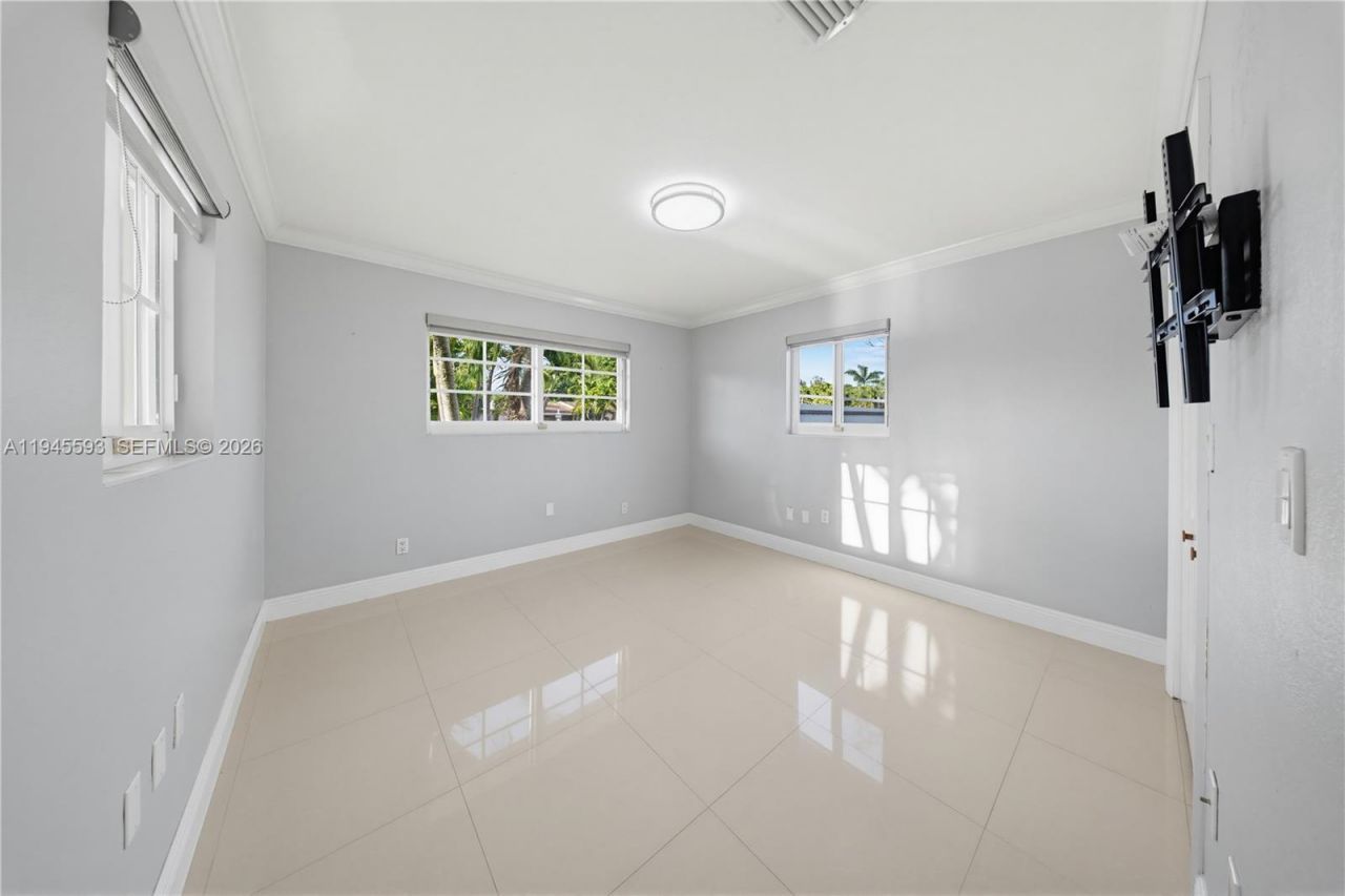 300 NE 175th St, North Miami Beach, FL 33162 Photo