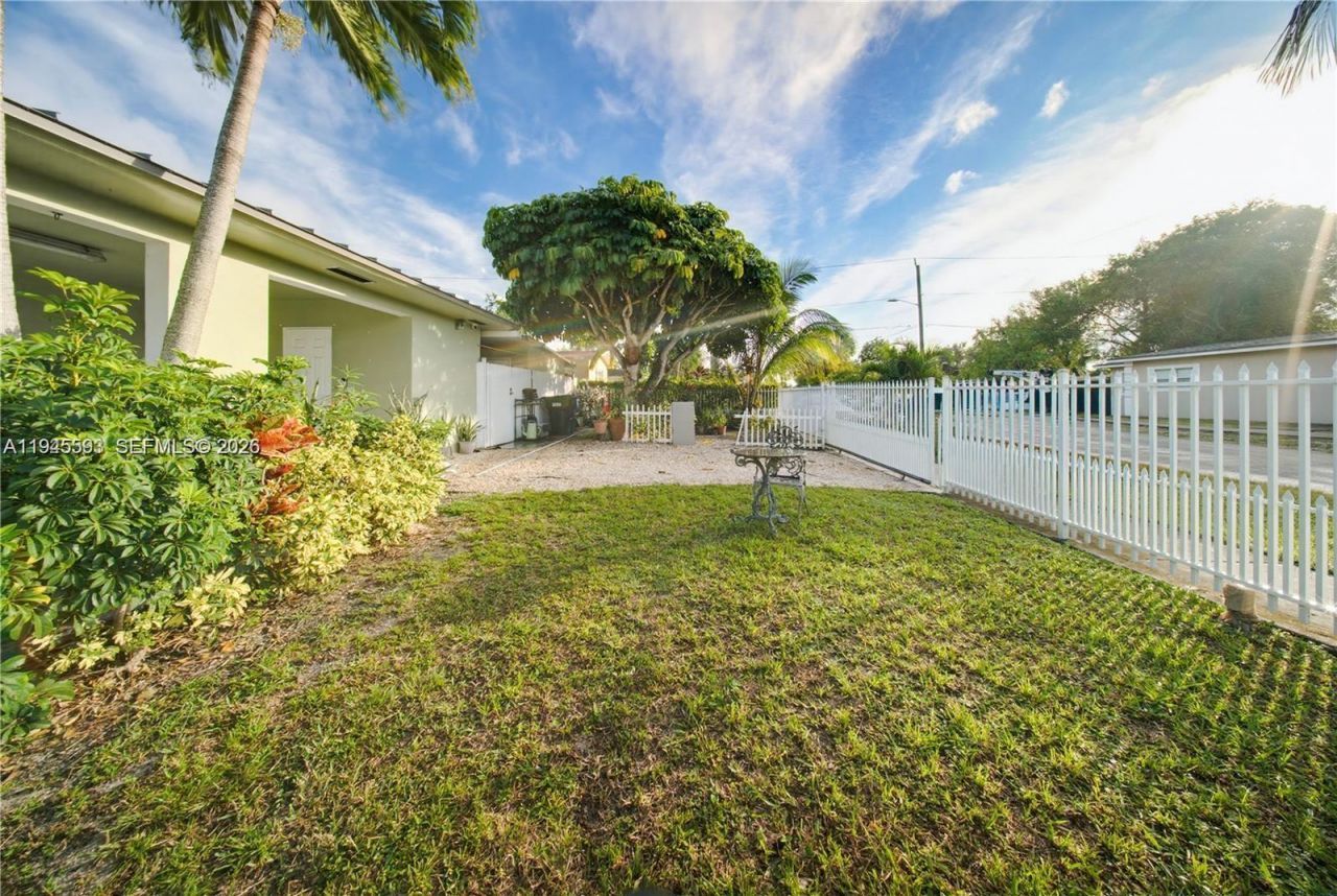 300 NE 175th St, North Miami Beach, FL 33162 Photo