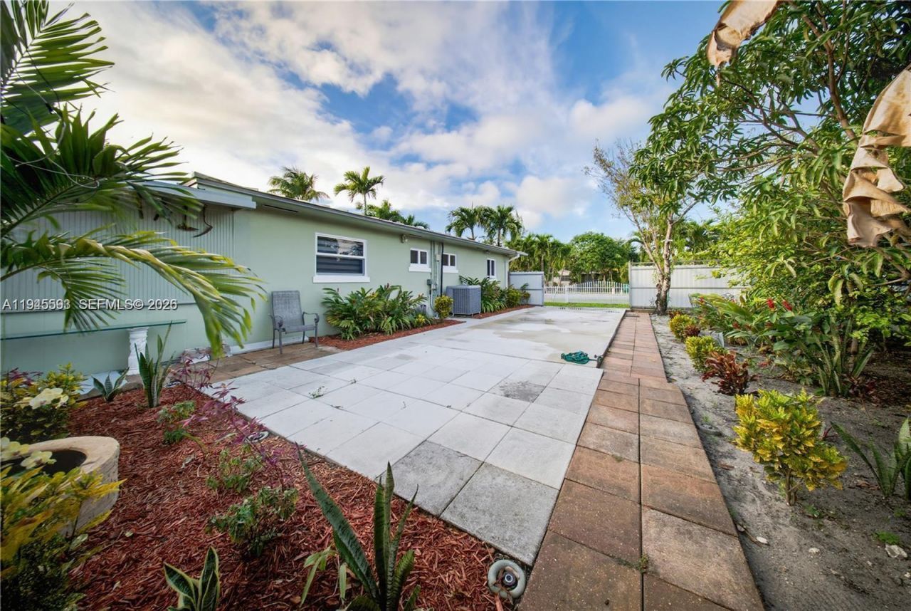 300 NE 175th St, North Miami Beach, FL 33162 Photo