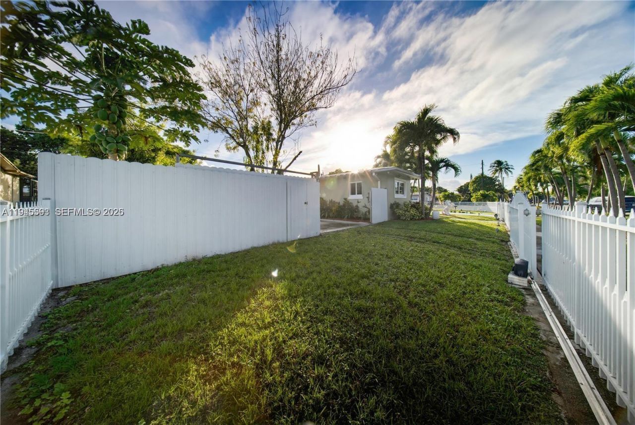 300 NE 175th St, North Miami Beach, FL 33162 Photo