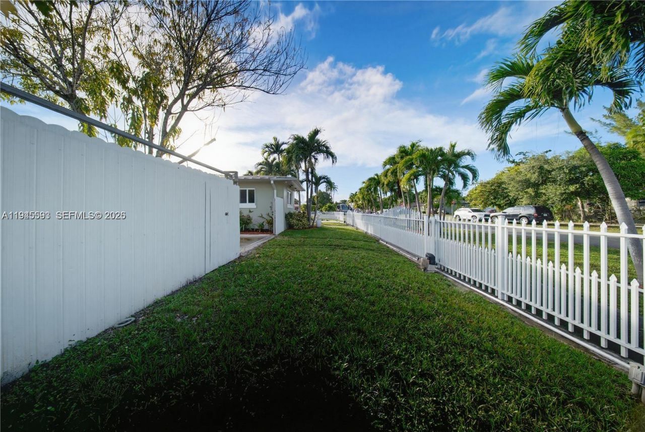 300 NE 175th St, North Miami Beach, FL 33162 Photo