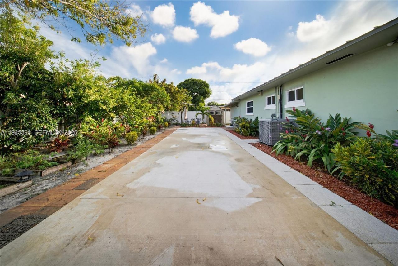 300 NE 175th St, North Miami Beach, FL 33162 Photo