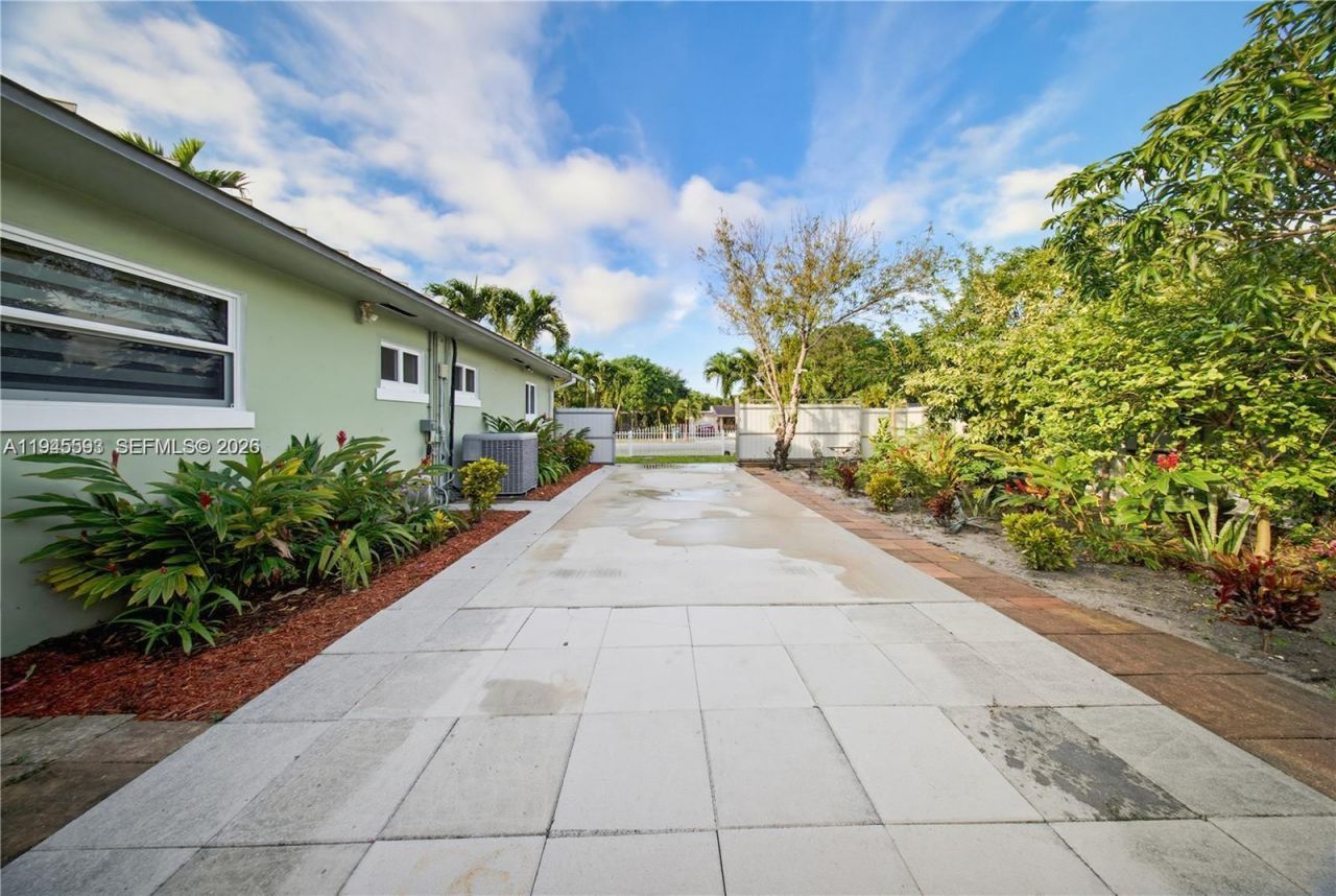 300 NE 175th St, North Miami Beach, FL 33162 Photo