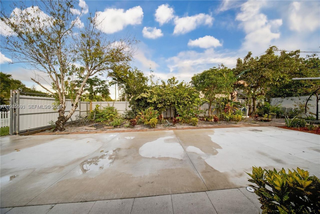 300 NE 175th St, North Miami Beach, FL 33162 Photo