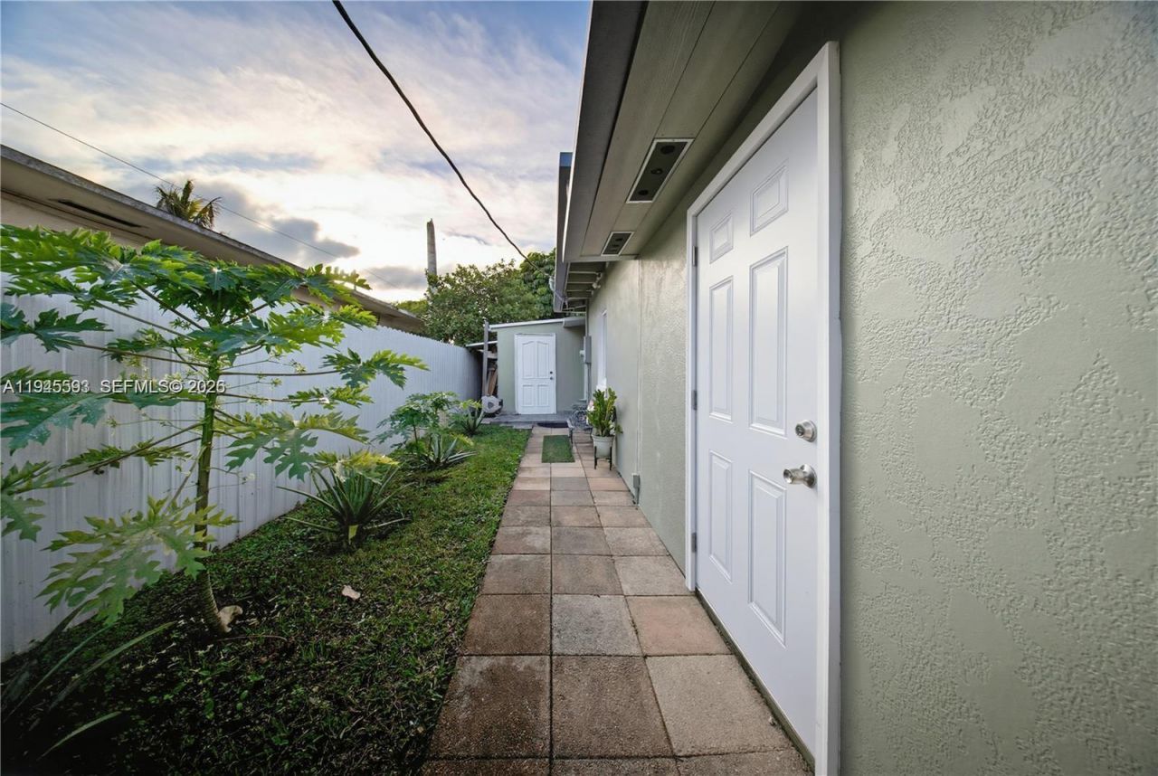 300 NE 175th St, North Miami Beach, FL 33162 Photo