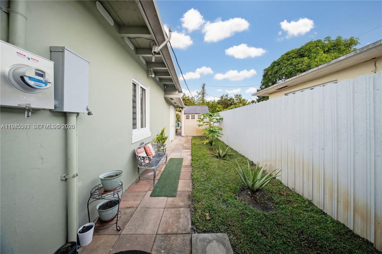 300 NE 175th St, North Miami Beach, FL 33162 Photo