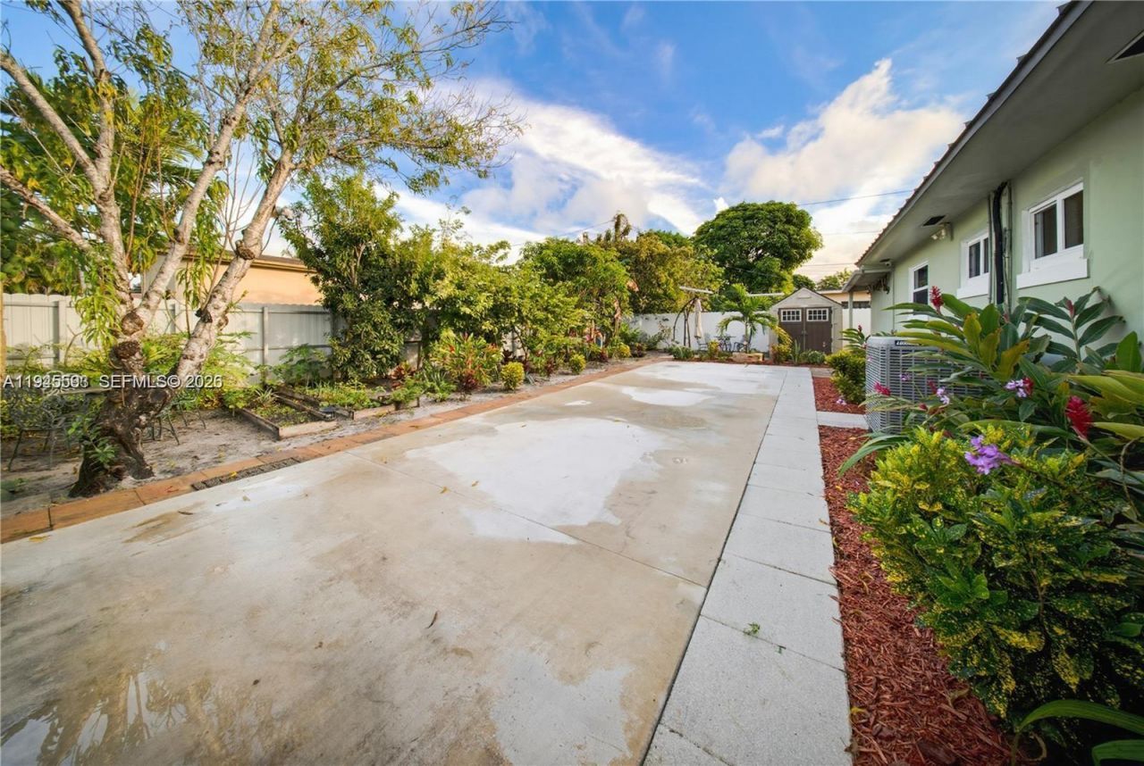 300 NE 175th St, North Miami Beach, FL 33162 Photo