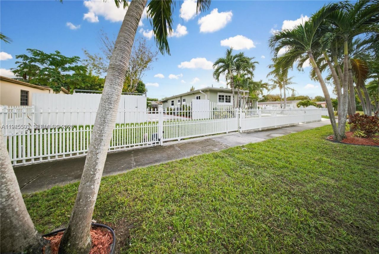 300 NE 175th St, North Miami Beach, FL 33162 Photo