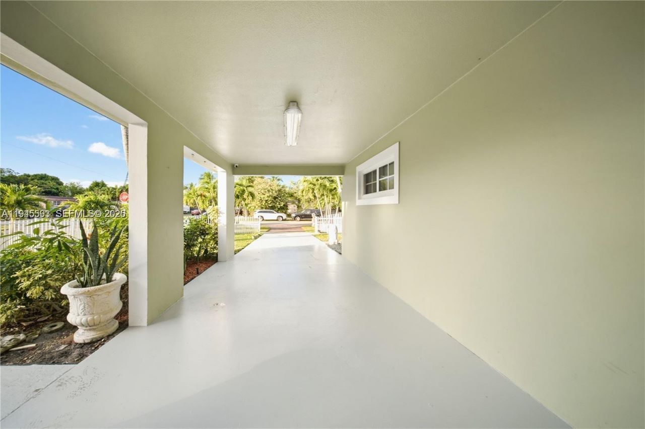 300 NE 175th St, North Miami Beach, FL 33162 Photo