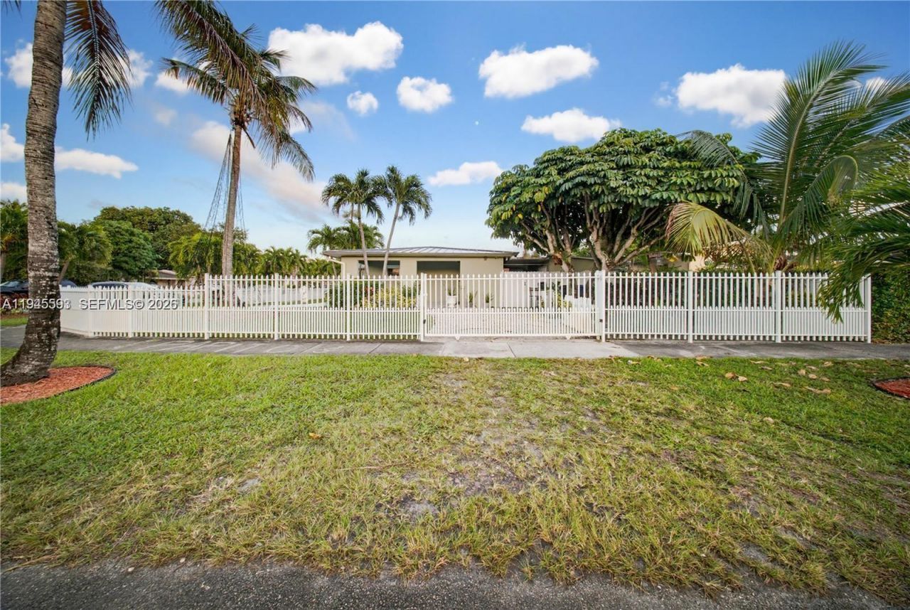300 NE 175th St, North Miami Beach, FL 33162 Photo