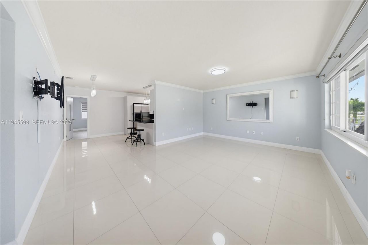 300 NE 175th St, North Miami Beach, FL 33162 Photo