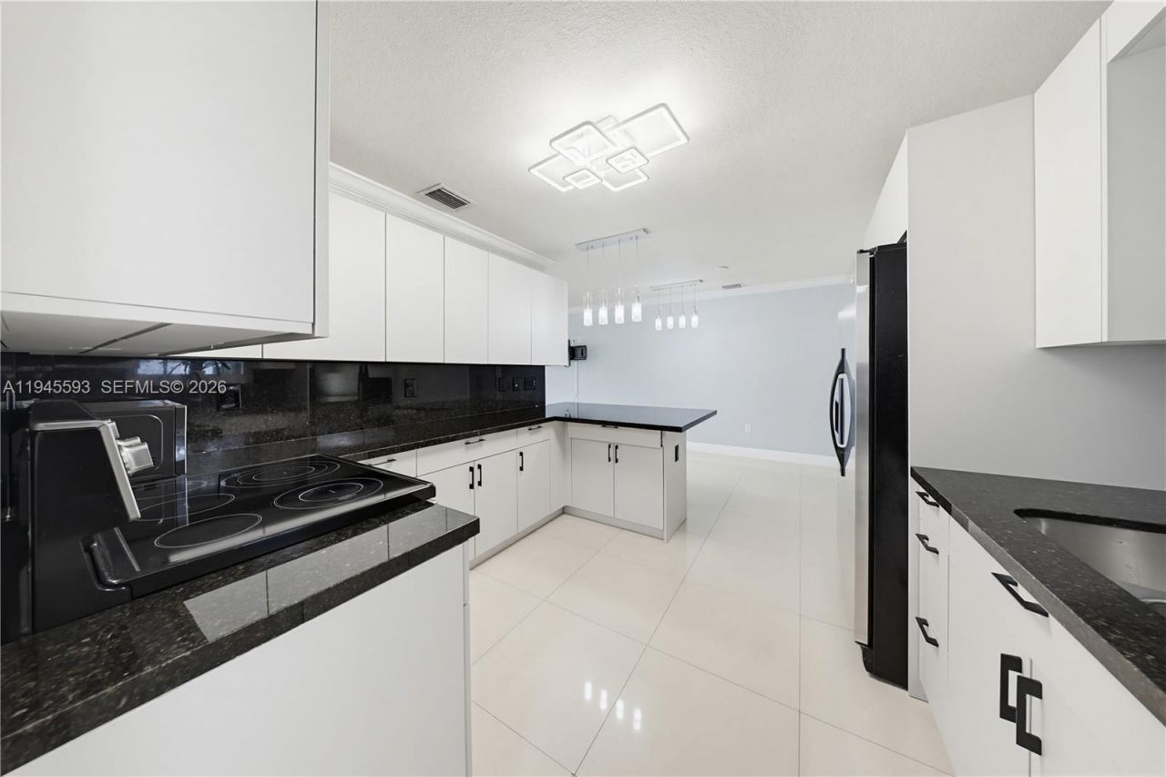300 NE 175th St, North Miami Beach, FL 33162 Photo