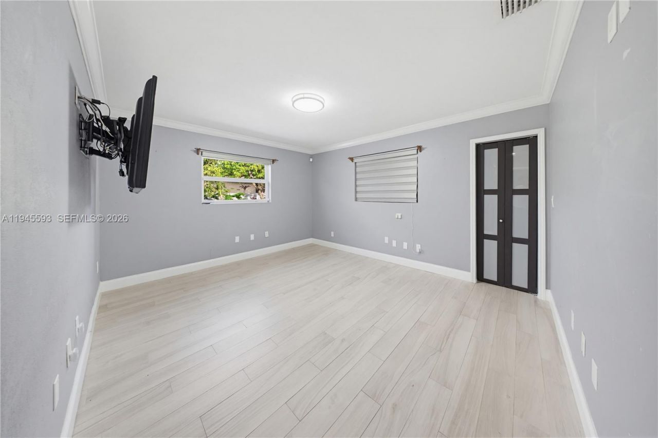 300 NE 175th St, North Miami Beach, FL 33162 Photo
