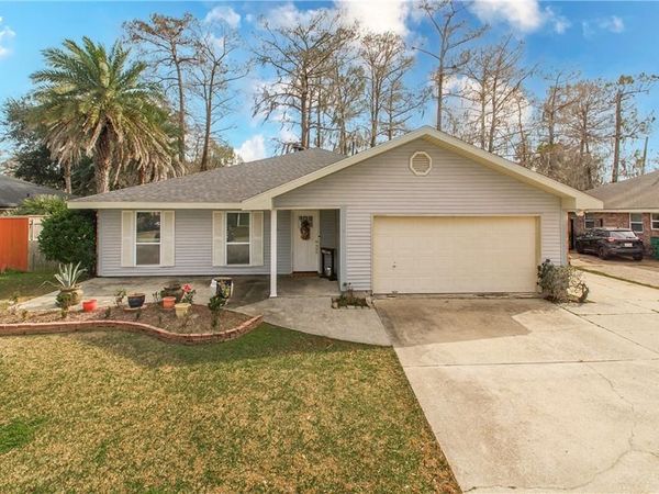 20 PARLANGE Drive, Destrehan, LA 70047