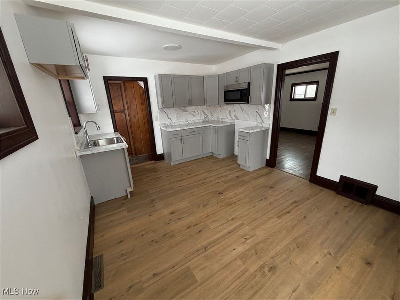 194 E Baird Avenue, Barberton, OH 44203 Photo 2