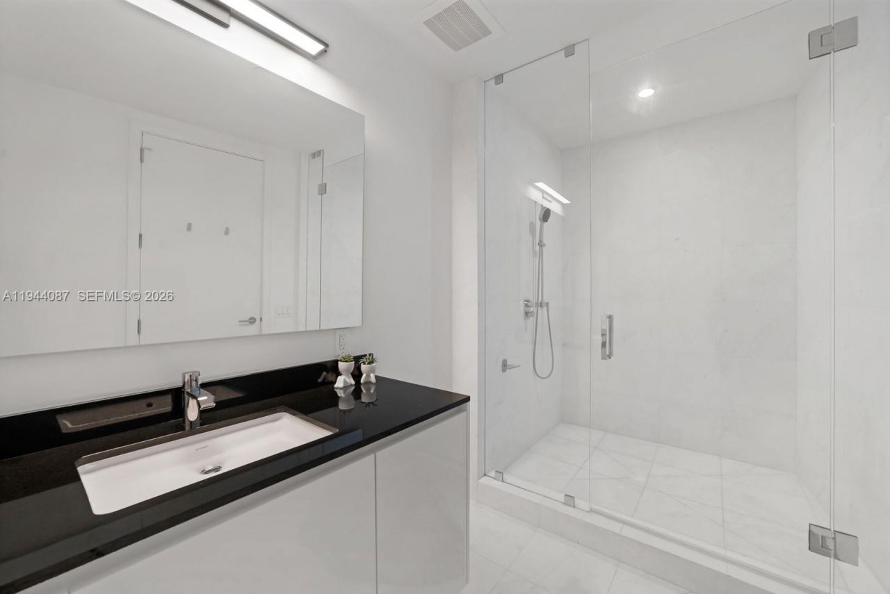 18555 Collins Ave , Unit 5201, Sunny Isles Beach, FL 33160 Photo