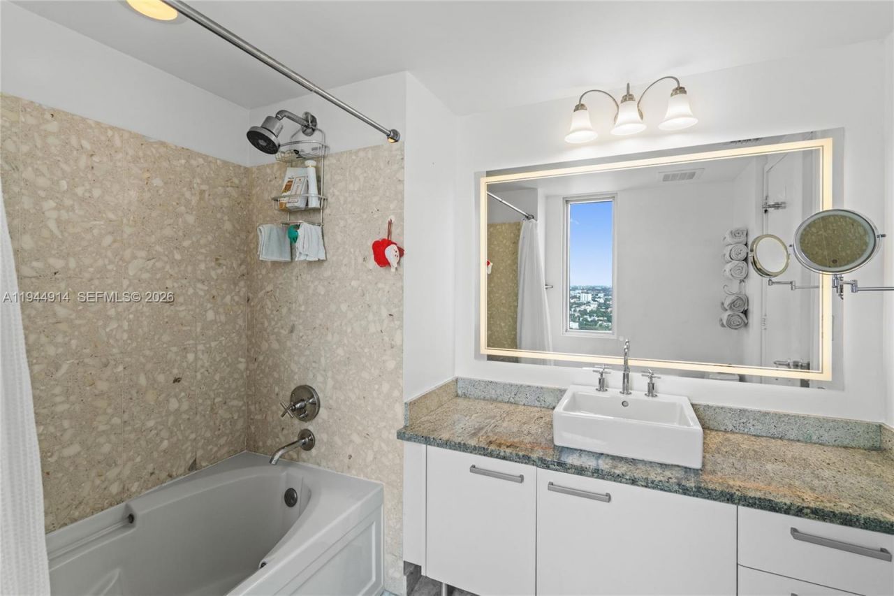 185 SW 7th St , Unit 2702, Miami, FL 33130 Photo