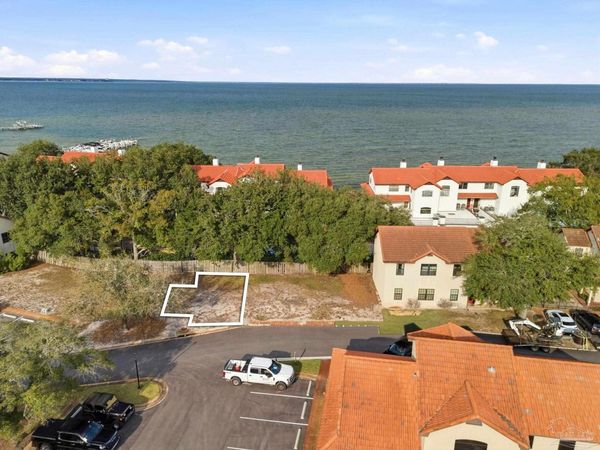 61 Baybridge Dr, Gulf Breeze, FL 32561