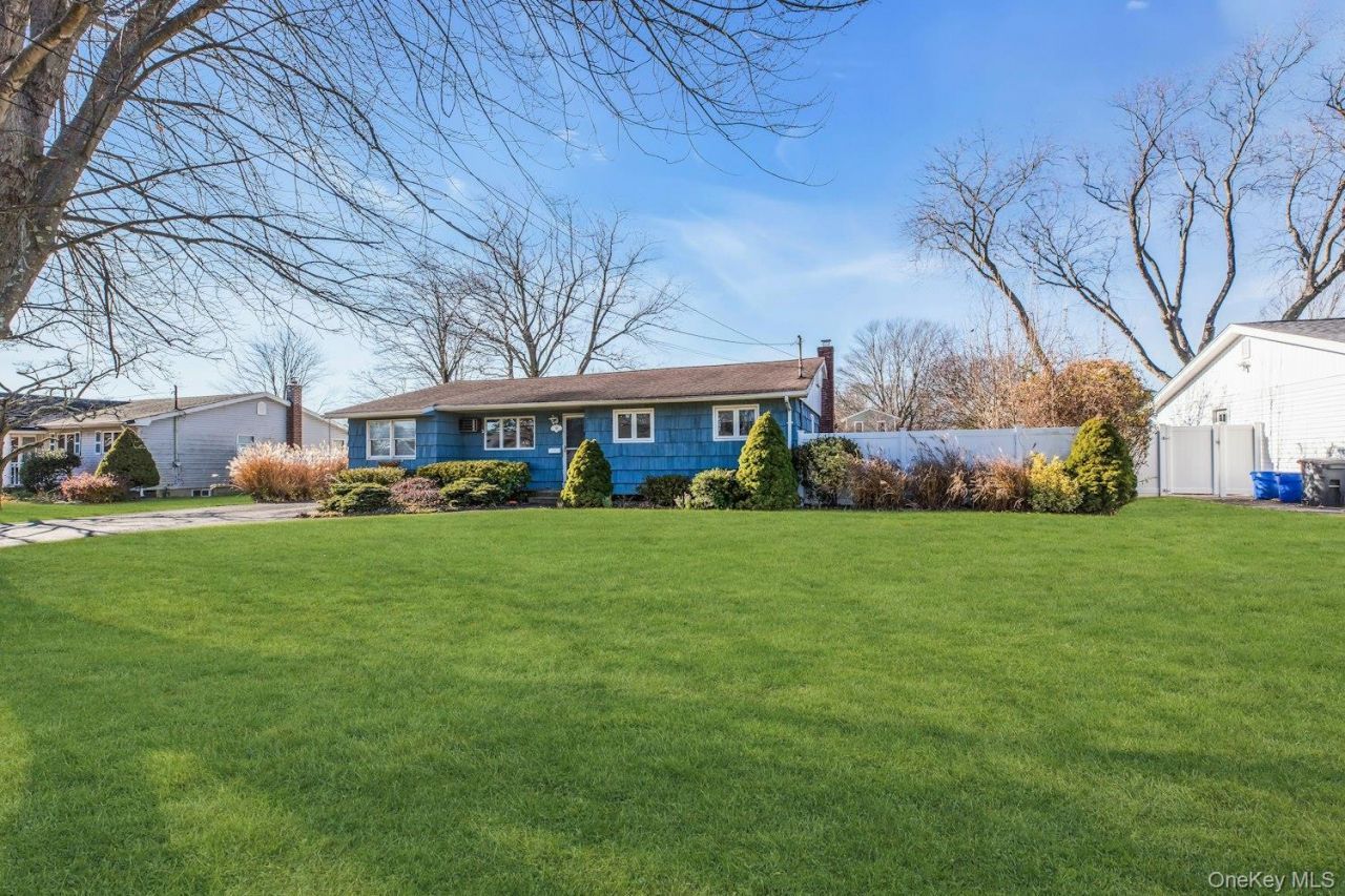 128 Wyandanch Road, Sayville, NY 11782 Main Photo