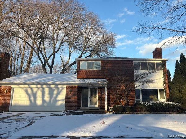646 Peachtree Lane, Grosse Pointe Woods, MI 48236