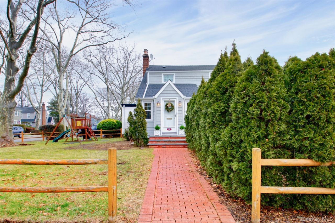 20 Salisbury Avenue, Stewart Manor, NY 11530 Main Photo